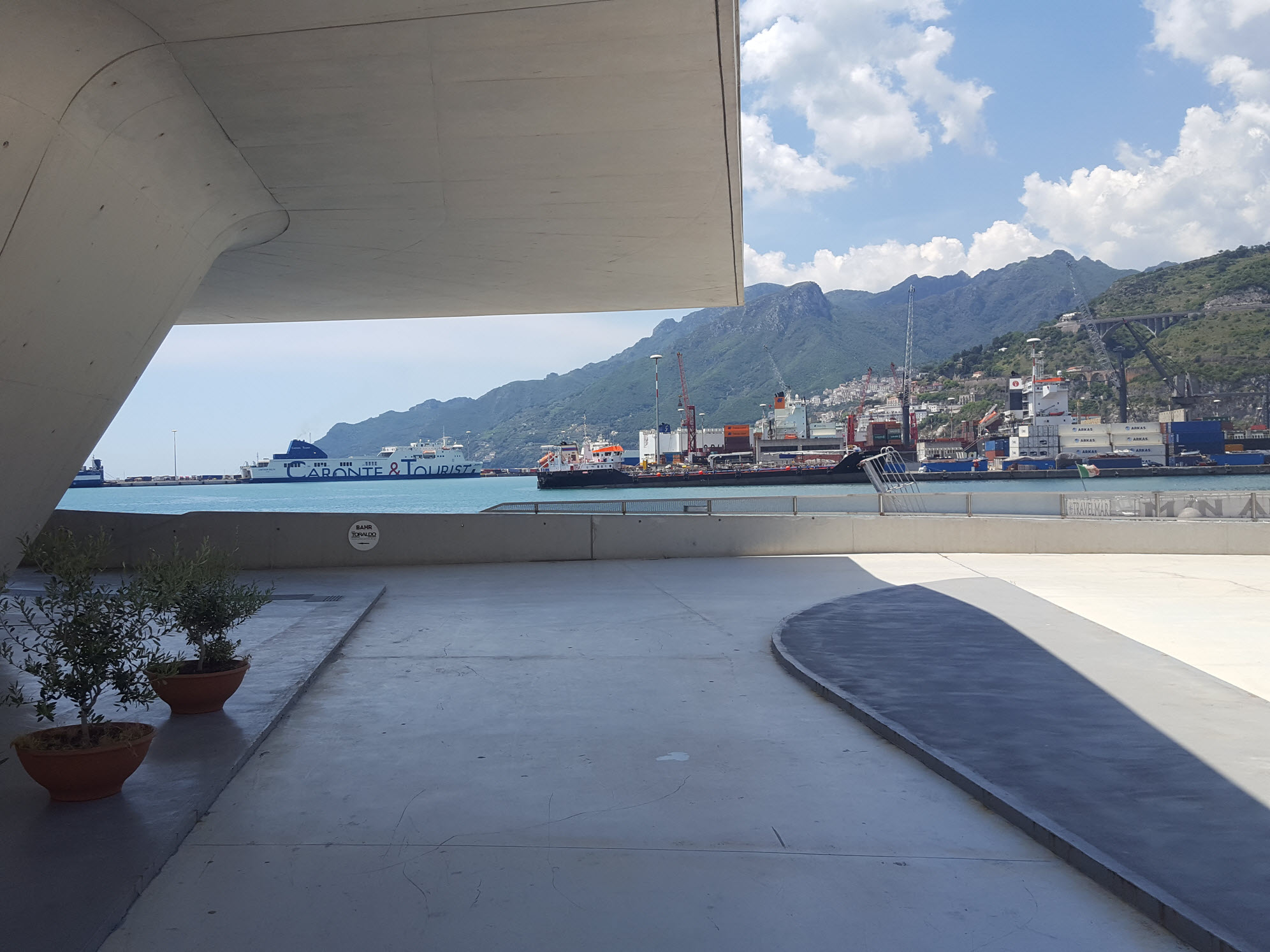 Vista del porto commerciale dalla Stazione marittima