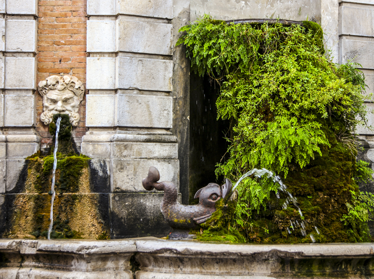 Fontana dei pesci in Largo Campo