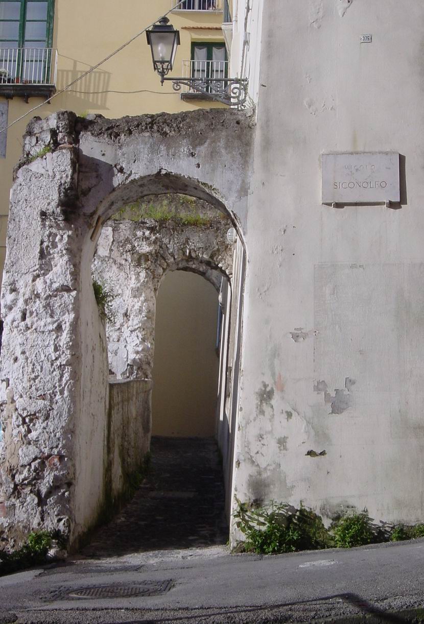 Vicolo Siconolfo che dà accesso ai Barbuti