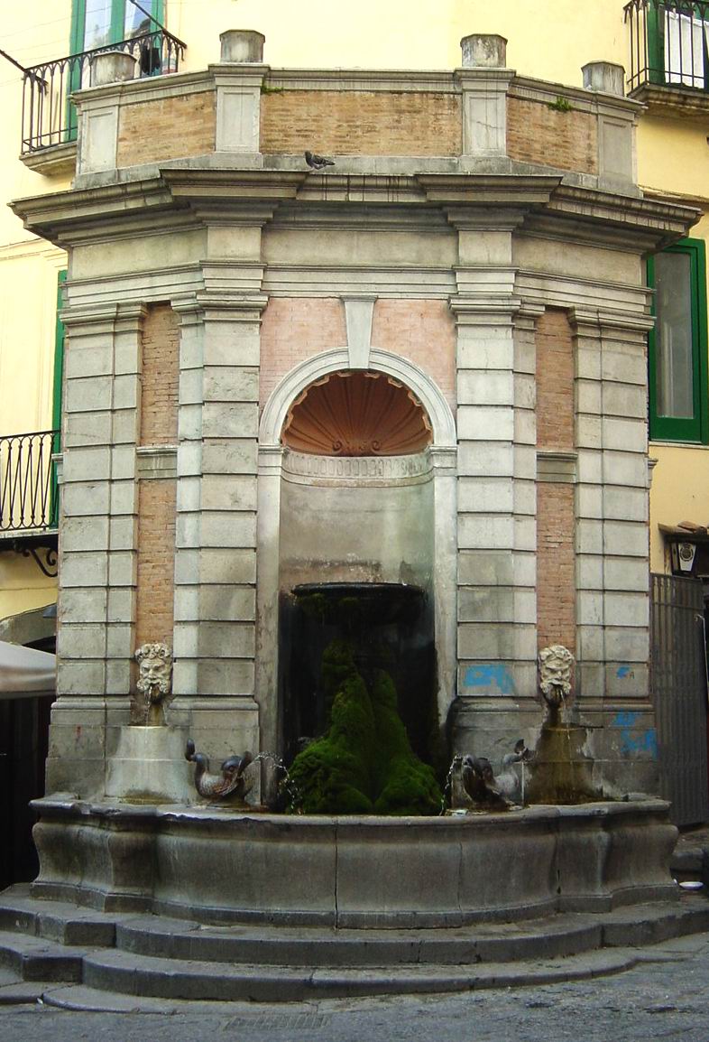 Fontana dei pesci in Largo Campo